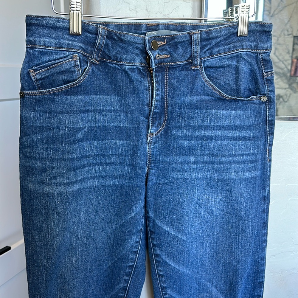 Denim with a stretch!  Wit and Wisdom!  Ankle form fitting!  Size 6